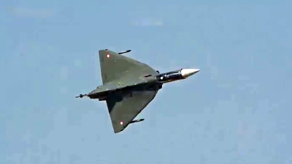 تصاویر جدید از لحظه سقوط جنگنده تژاس هند در نمایشگاه هوایی دبی ۲۰۲۵