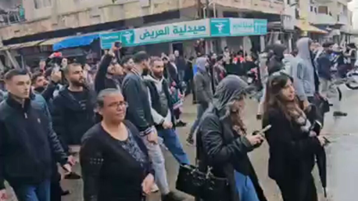 تظاهرات مردمی علویان در اعتراض به نقض حقوق اعضای این طایفه توسط دولت خودخواه جولانی در سوریه