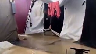 بارش شدید باران، وضعیت آوارگان ساکن در چادر‌ها را بحرانی‌تر کرد