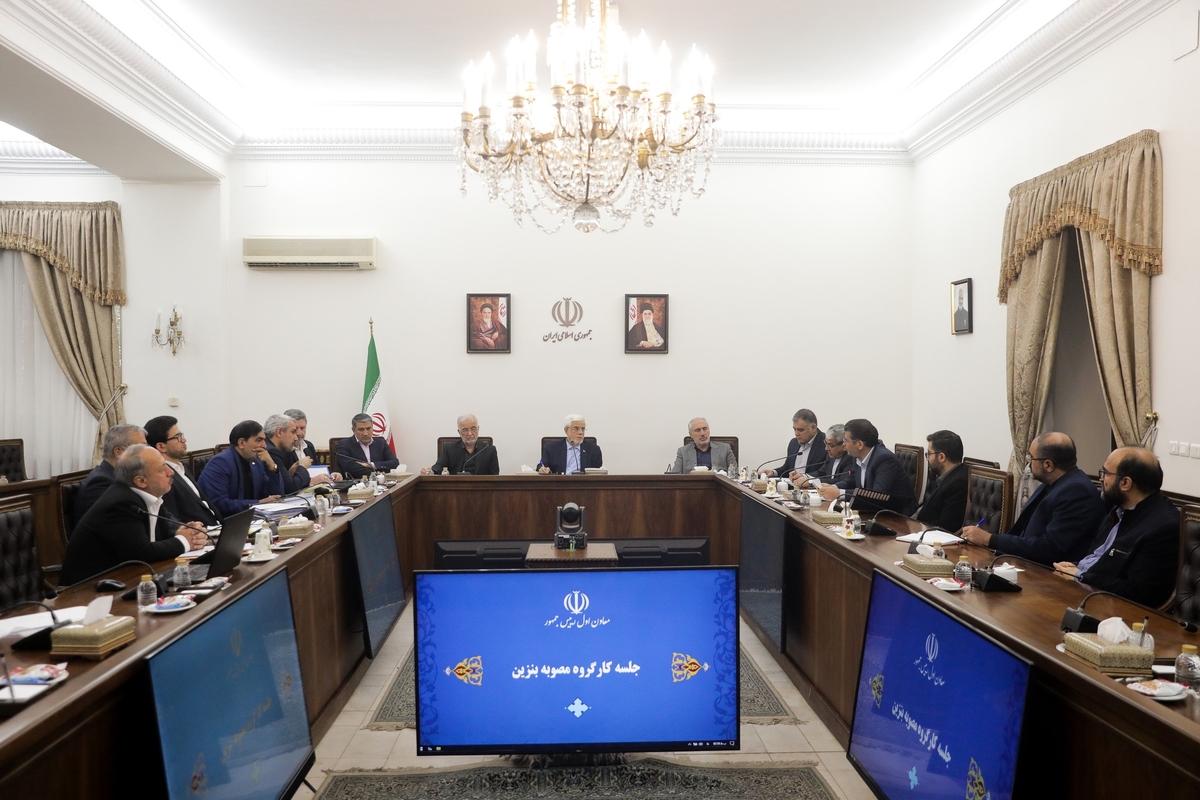 عارف: وزارت نفت طرح بنزین سوپر را با نرخ اعلامی اجرا می‌کند / آمادگی دولت بر اصلاح مصوبه بنزین