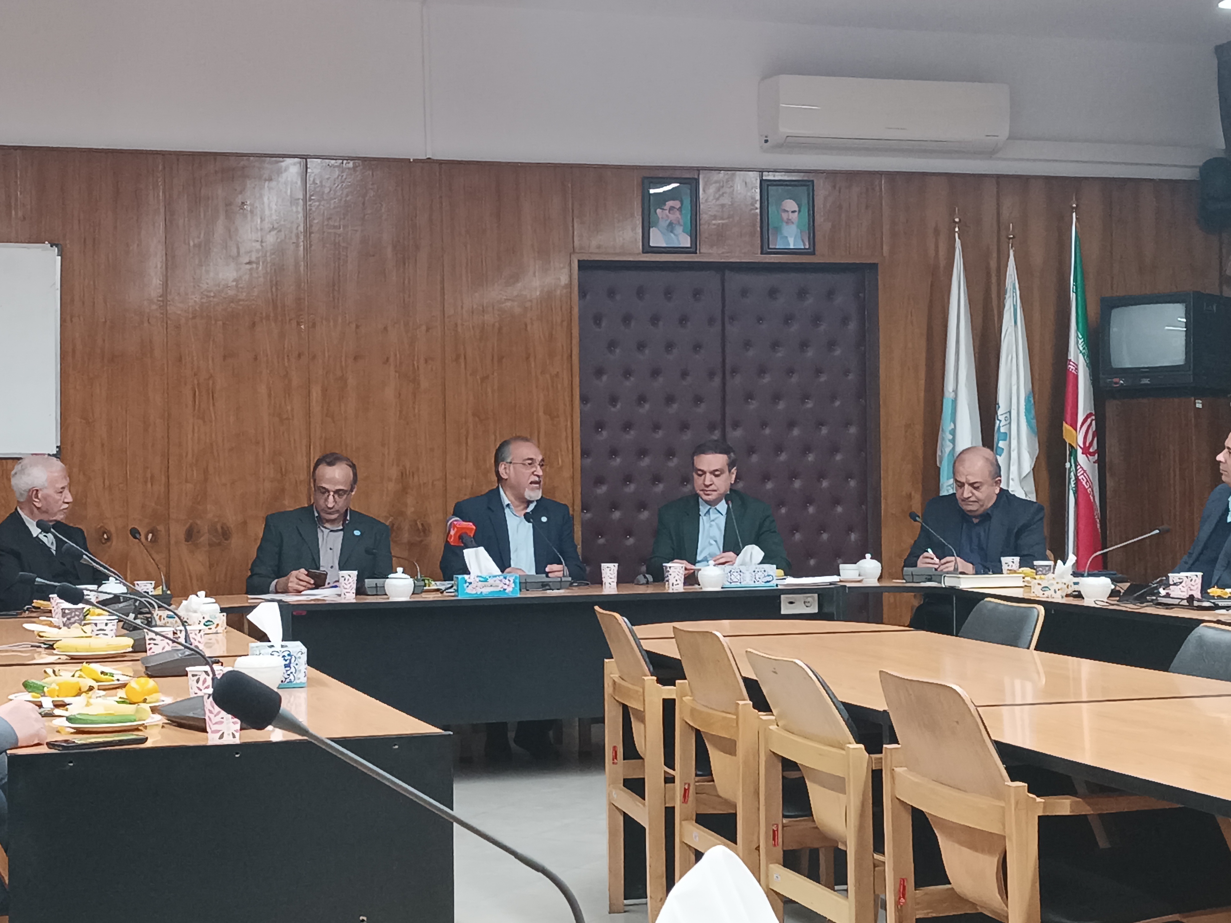 فولاد زیر تیغ نقد در دانشگاه تهران؛ صنعت از خام&zwnj;فروشی پژوهش&zwnj;ها، دانشجویان از بی&zwnj;مسیر بودن آینده