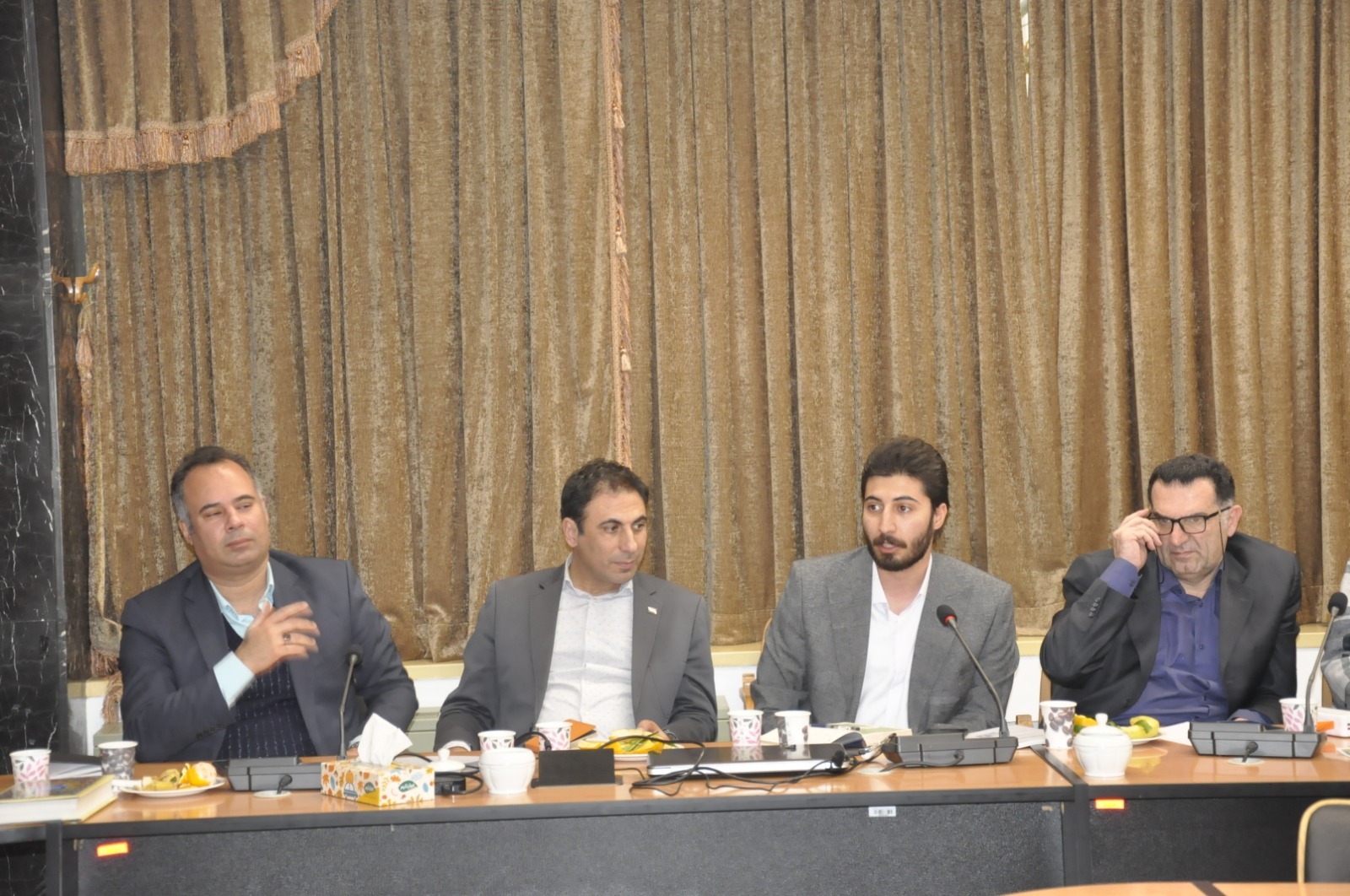 فولاد زیر تیغ نقد در دانشگاه تهران؛ صنعت از خام&zwnj;فروشی پژوهش&zwnj;ها، دانشجویان از بی&zwnj;مسیر بودن آینده