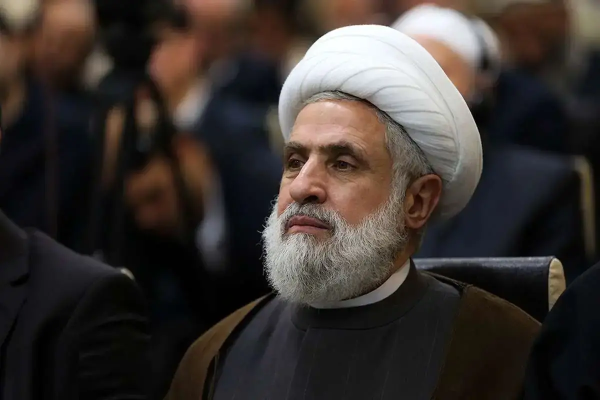 شیخ نعیم قاسم: به ترور شهید طباطبایی در زمان مشخص پاسخ می‌دهیم / آنهایی که می‌خواهند حزب‌الله را خلع سلاح کنند نوکر اسرائیل هستند + فیلم