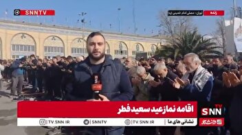 با تکمیل ظرفیت مصلی امام خمینی (ره) ادامه صفوف نمازگزاران در ایوان و محوطه بیرونی مصلی شکل گرفت