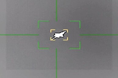 سومین جنگنده دشمن متخاصم در آسمان مرکزی ایران مورد اصابت قرار گرفت