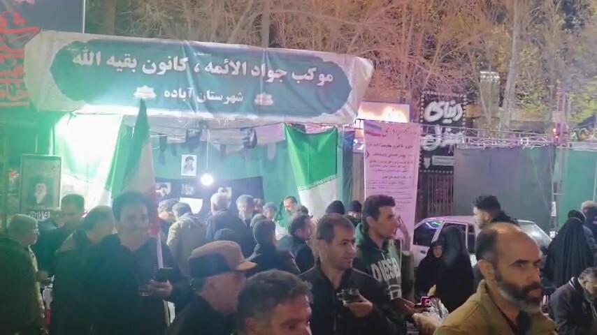 خدمت&zwnj;رسانی موکب&zwnj;های مردمی به تجمع&zwnj;کنندگان آباده +فیلم