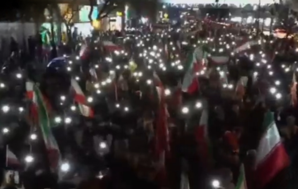 خروش مردم کرج در اولین شب سال ۱۴۰۵