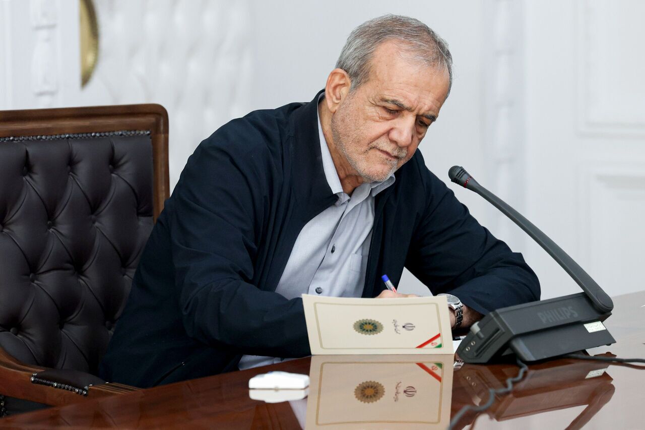 پیام تسلیت رئیس&zwnj;جمهور به مناسبت شهادت دریادار علیرضا تنگسیری