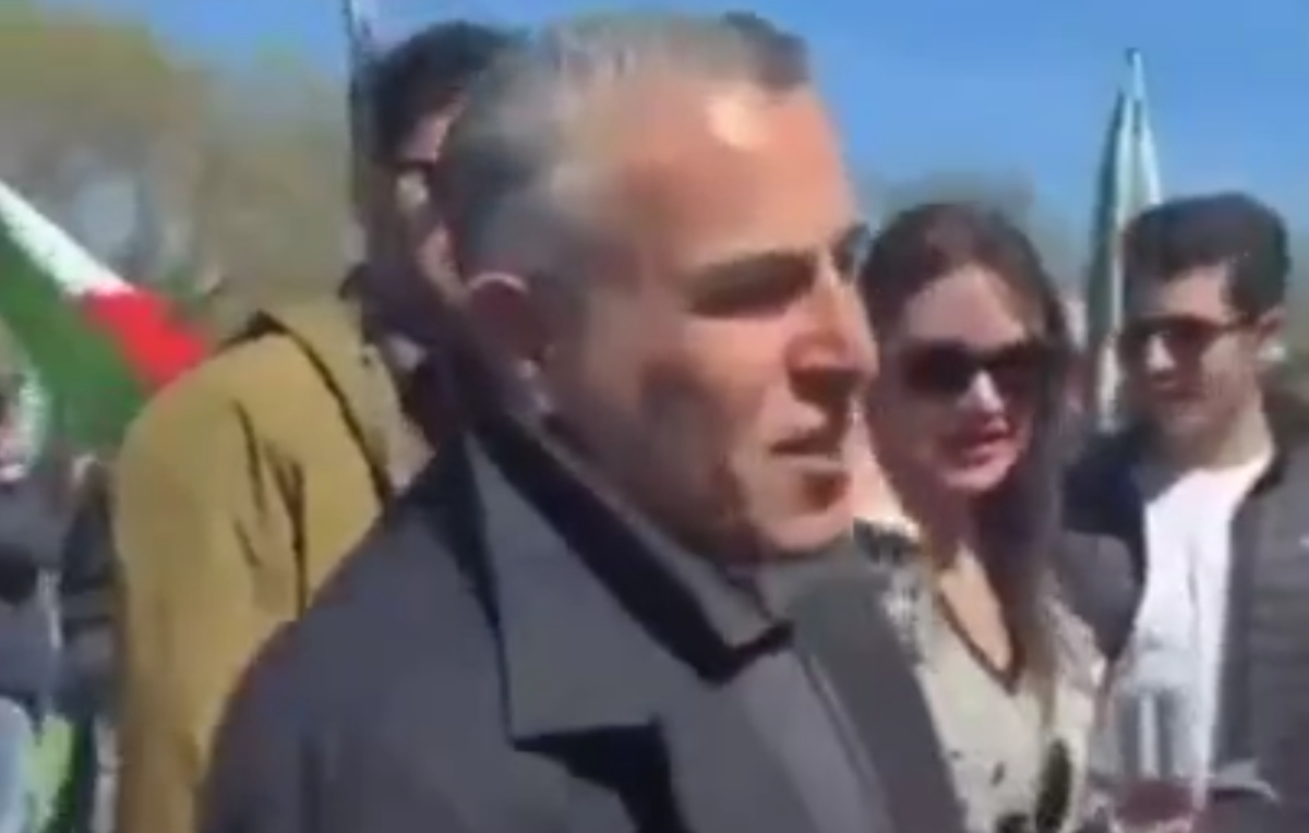 مراد ویسی با جلیقه ضدگلوله بین ایرانیان واشنگتن ظاهر شد!