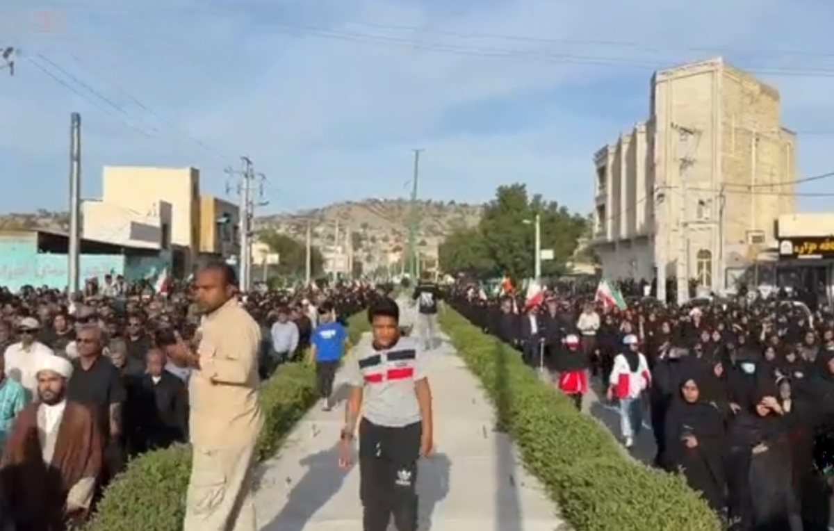 سیل خروشان جمعیت مردم میناب در مراسم تشییع شهدای مدرسه شجره طیبه