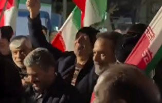 حسین یاری، بازیگر، در کنار مردم