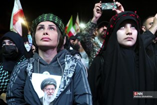 تجمع شبانه مردم در حمایت از مدافعان وطن در میدان انقلاب اسلامی