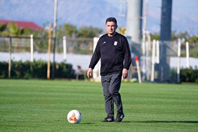 قلعه‌نویی: کاستاریکا تیمی سخت‌کوش و منظم است/ روند پیشرفت تیم را تا جام جهانی ادامه می‌دهیم