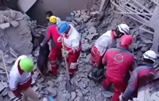 نجات ۲ نفر از زیر آوار حمله هوایی به حسینه اعظم زنجان با تلاش امدادگران هلال احمر