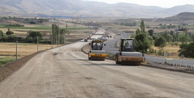 انجام بیش از ۱۲۹۲ عملیات ریزش&zwnj;برداری در جاده&zwnj;های ایلام / هیچ محور اصلی مسدود نشد