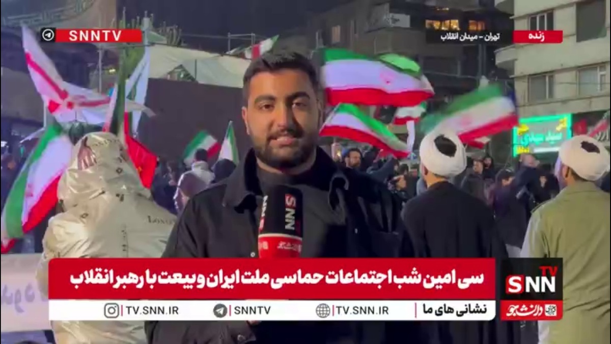 حضور مردم زیر بارش باران تا ساعت ۳ بامداد در میدان انقلاب تهران ادامه دارد