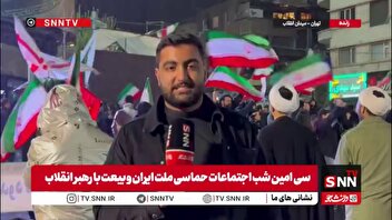 حضور مردم زیر بارش باران تا ساعت ۳ بامداد در میدان انقلاب تهران ادامه دارد