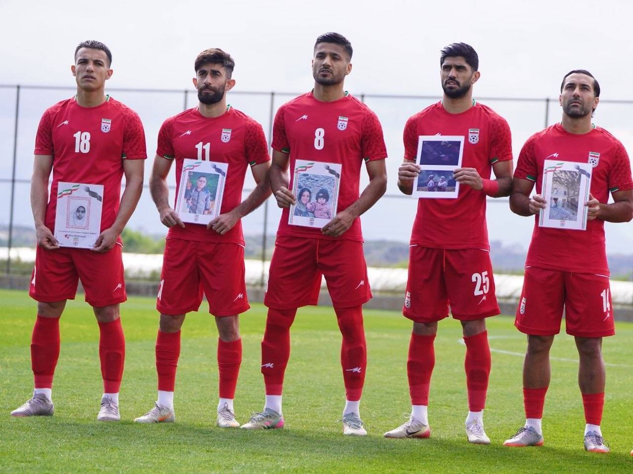 بازیکنان تیم ملی فوتبال ایران به یاد شهدای مدرسه میناب + عکس