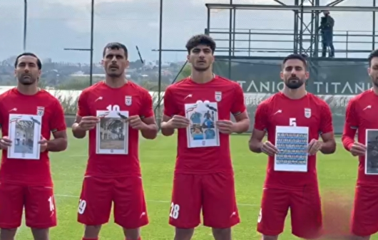 تصاویر شهدای ایرانی، شهدای ناو دنا، اماکن ورزشی و ابنیه تاریخی تخریب شده، نیرو‌های هلال احمر و آتش نشان در جنگ تحمیلی در دستان ملی پوشان و اعضای کادر تیم ملی پیش از دیدار برابر کاستاریکا