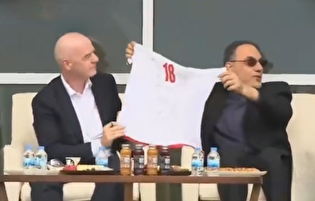 امضای رئیس فیفا بر روی لباس تیم ملی فوتبال