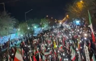 همخوانی جمعی سرود جمهوری اسلامی ایران راس ساعت ۹ شب در خیابان انقلاب تهران