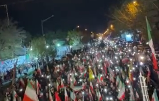 همخوانی جمعی سرود جمهوری اسلامی ایران راس ساعت ۹ شب در خیابان انقلاب تهران