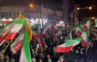 طنین سرود ملی ایران در میدان شهدا