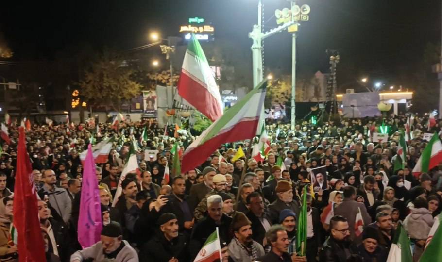 طنین سرود ملی ایران و همخوانی مردم بجنورد زیر باران