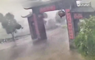 فرو ریختن یک دروازه باستانی در چین به دلیل طوفان که کم مانده بود روی یک رهگذر بیفتد