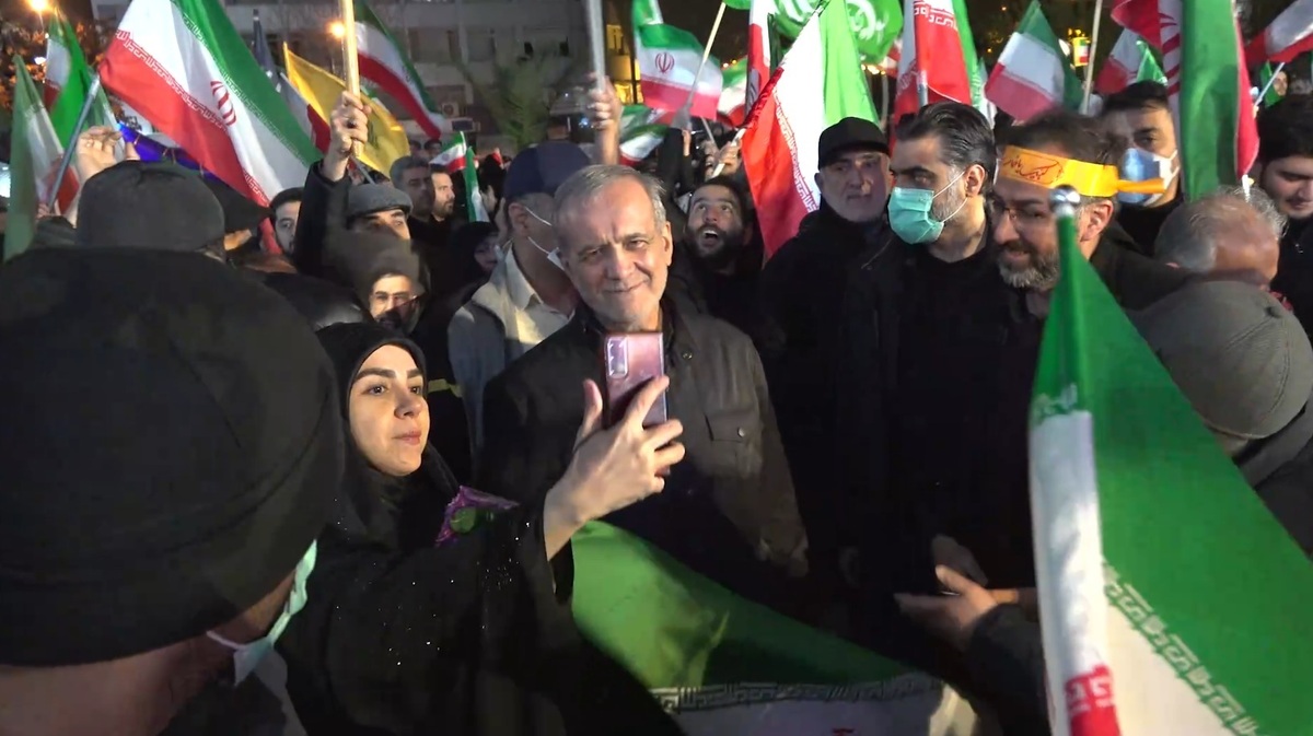 حضور پزشکیان و عراقچی در تجمعات مردمی امشب + فیلم