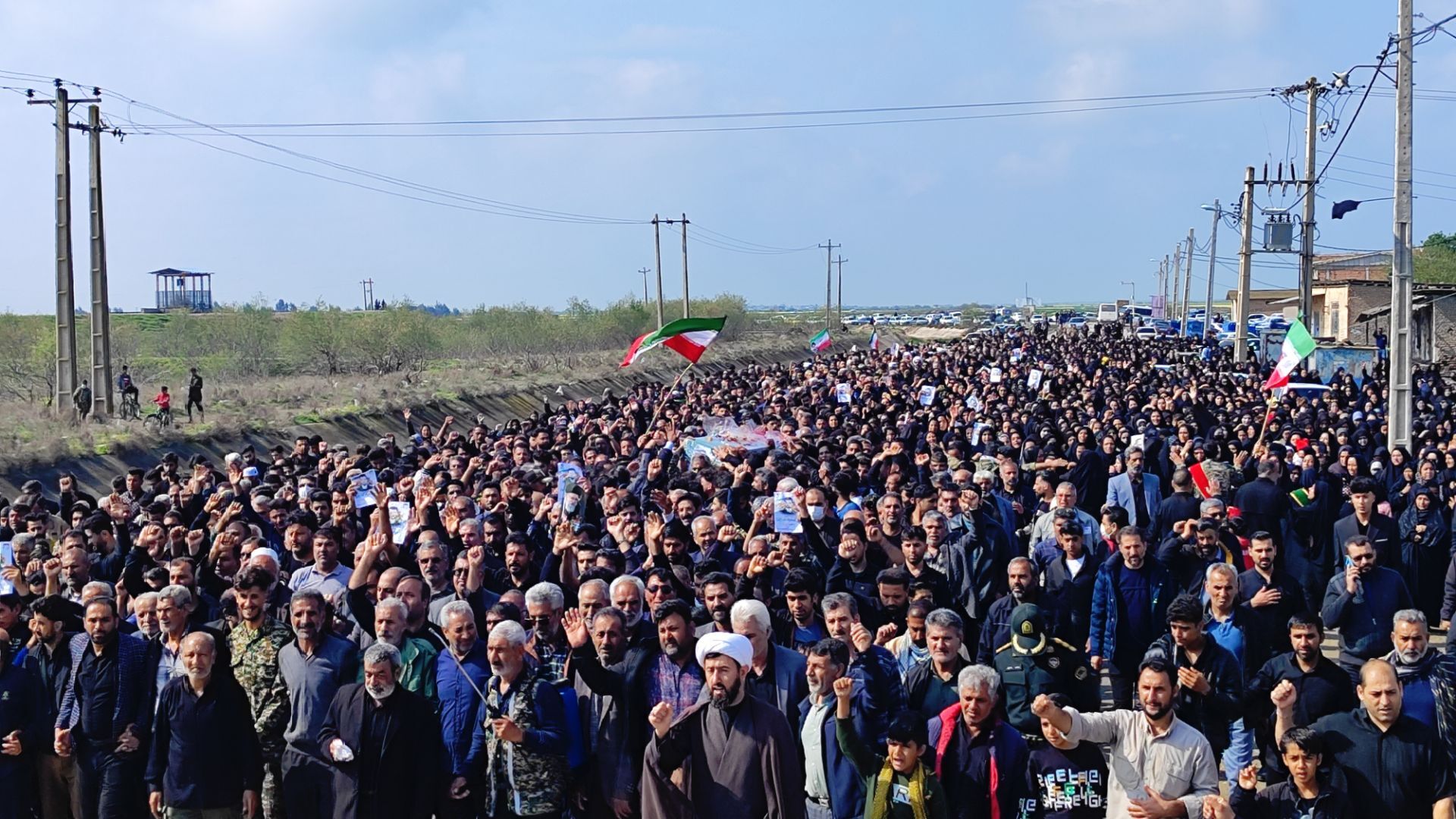 اهالی شیعه و سنی گلستان شهید هوافضای سپاه را تشییع کردند