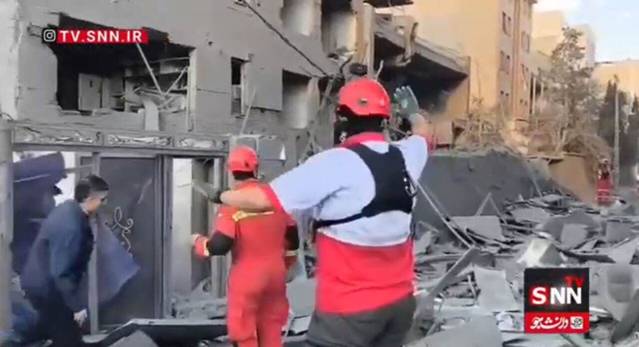 حمله هوایی دشمن به منطقه مسکونی در تهران/ امدادرسانی هلال احمر به آسیب&zwnj;دیدگان+فیلم