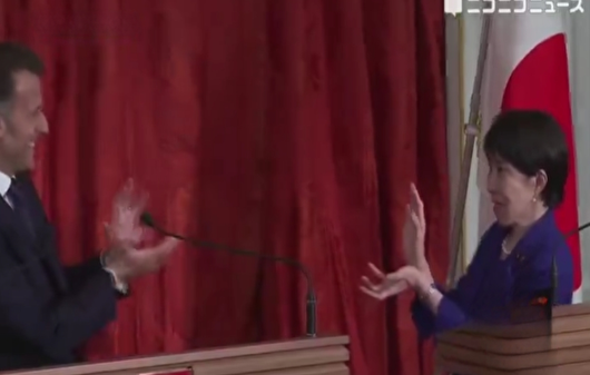 شوخی انیمه‌ای نخست وزیر ژاپن با مکرون!