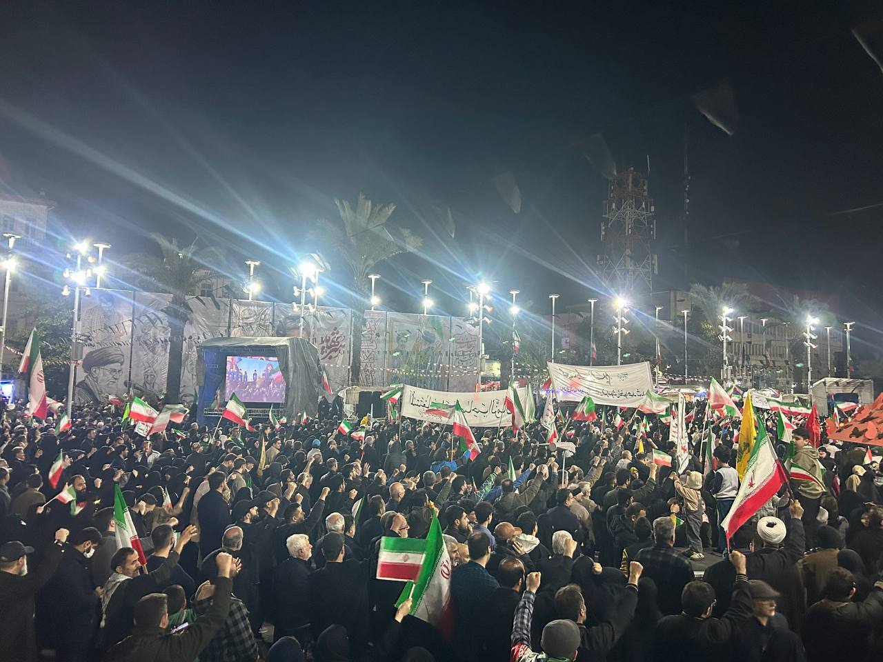 طنین سنگر ما همین خیابان شده در سی&zwnj;ودومین قرار عاشقی گیلانی&zwnj;ها/ بیعت شبانه مردم میدان با رهبر شهید و آرمان مقاومت+تصاویر و فیلم