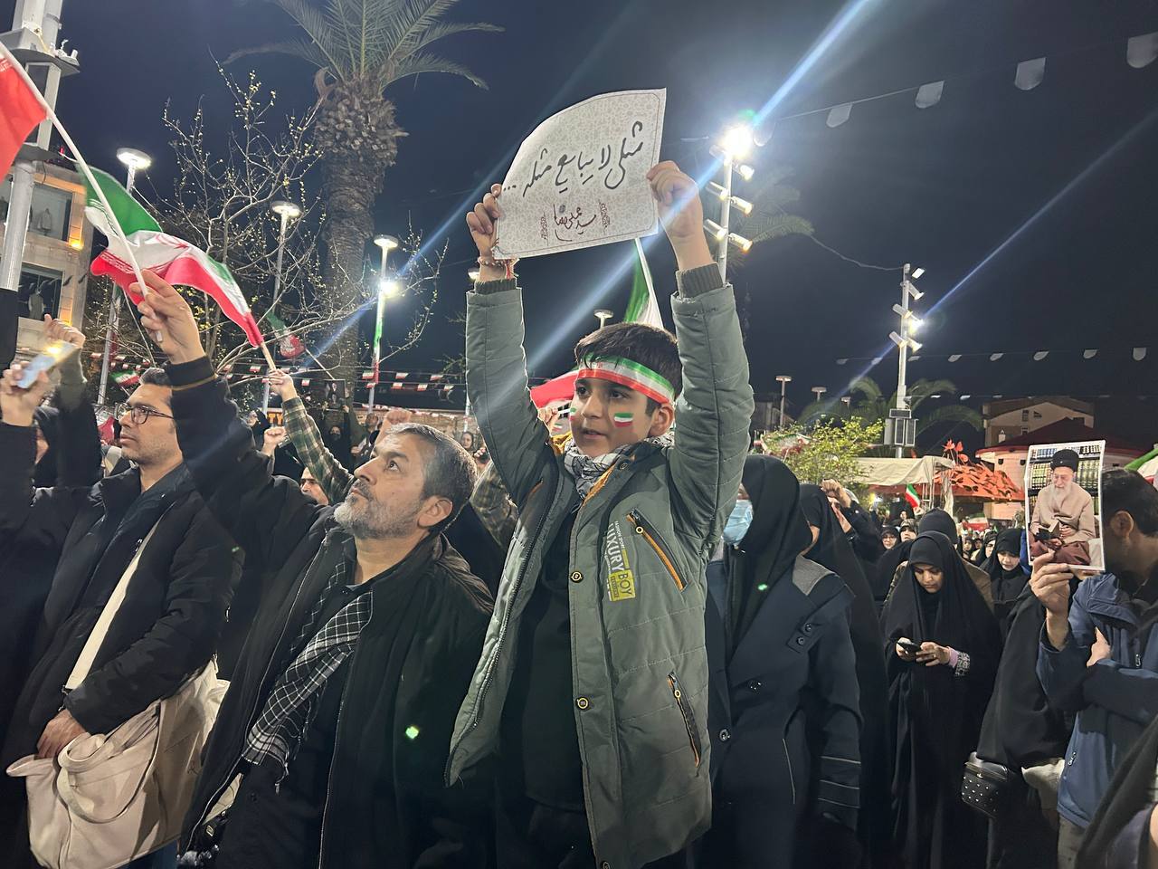 طنین سنگر ما همین خیابان شده در سی&zwnj;ودومین قرار عاشقی گیلانی&zwnj;ها/ بیعت شبانه مردم میدان با رهبر شهید و آرمان مقاومت+تصاویر و فیلم /منتشر نشود