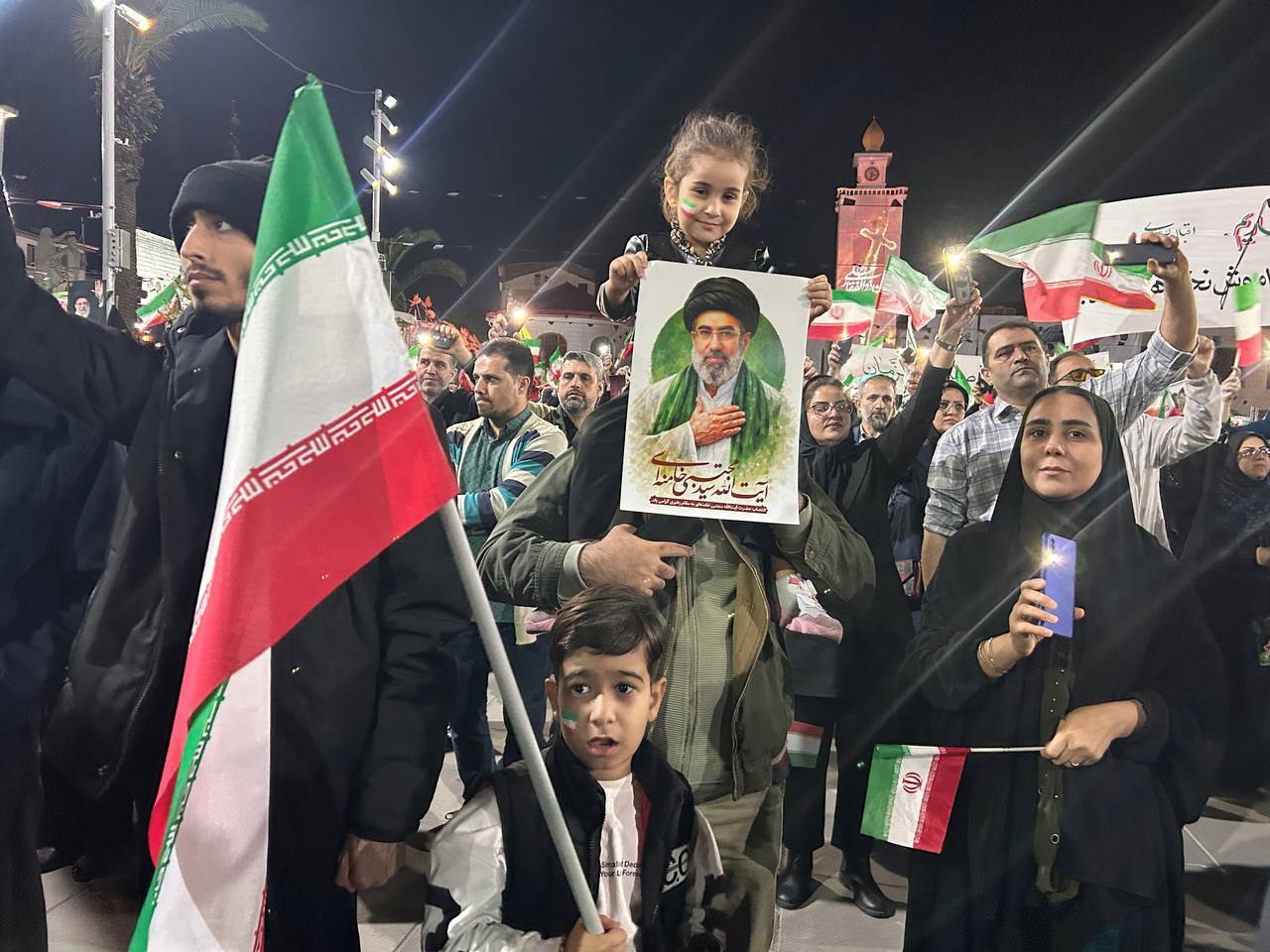 طنین سنگر ما همین خیابان شده در سی&zwnj;ودومین قرار عاشقی گیلانی&zwnj;ها/ بیعت شبانه مردم میدان با رهبر شهید و آرمان مقاومت+تصاویر و فیلم /منتشر نشود