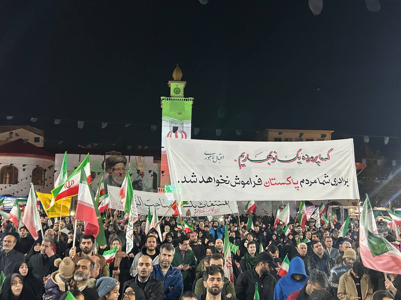 طنین سنگر ما همین خیابان شده در سی&zwnj;ودومین قرار عاشقی گیلانی&zwnj;ها/ بیعت شبانه مردم میدان با رهبر شهید و آرمان مقاومت+تصاویر و فیلم /منتشر نشود