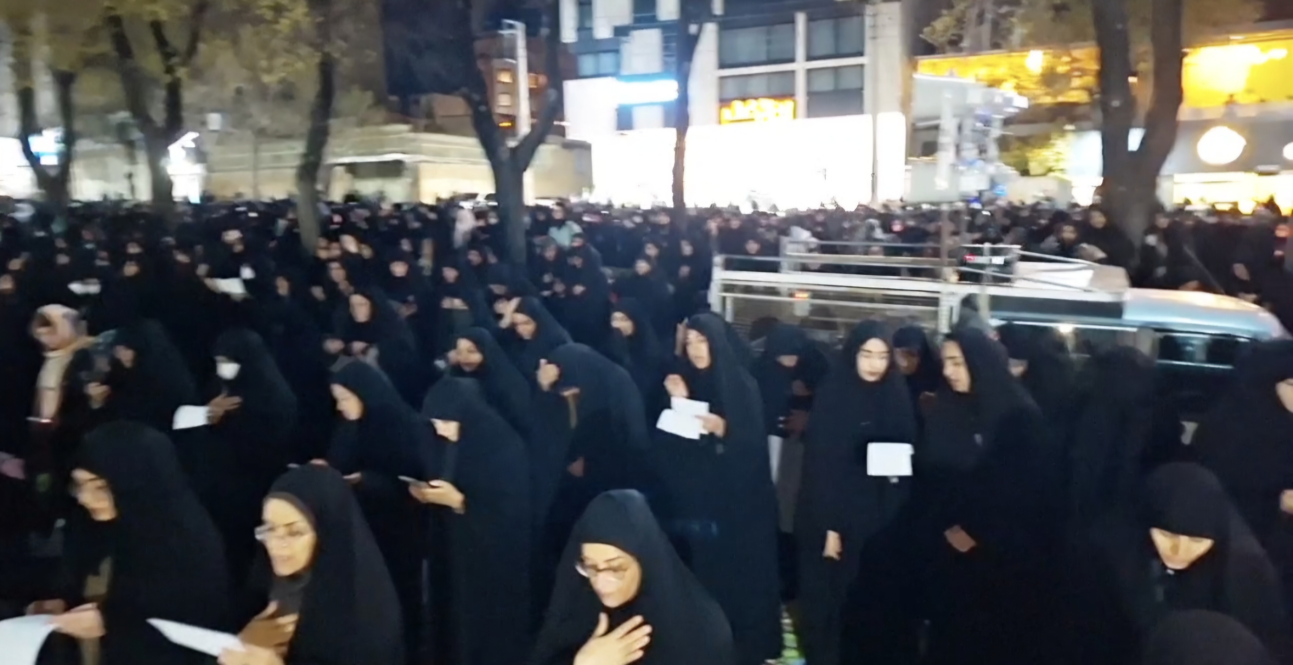 مردم شهرکرد امشب نماز استغاثه به امام زمان &laquo;عج&raquo; خواندند + فیلم