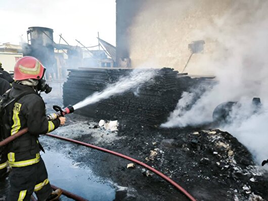 دود آسمان قم ناشی از حریق یک کارخانه مواد پلاستیکی است+عکس