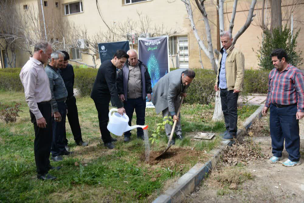 اجرای فرمایش رهبر انقلاب در روز طبیعت / کاشت نهال در بوستان&zwnj;های تهران+فیلم