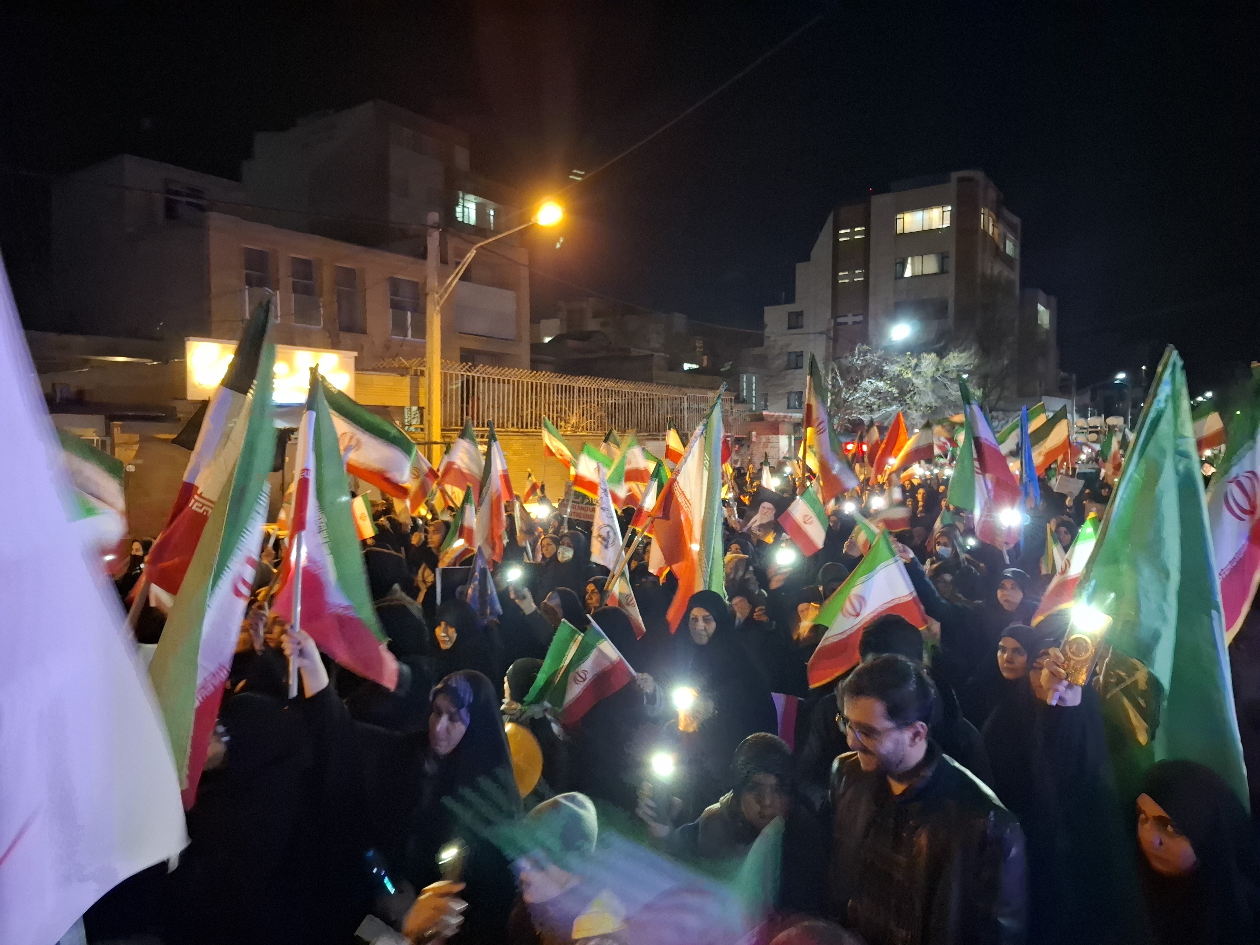 مردم شهرکرد صبح در دامن طبیعت و شب در میدان مبارزه + فیلم