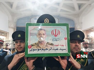 وداع باشکوه مردم قم با پیکر مطهر سپهبد شهید سید عبدالرحیم موسوی در حرم حضرت معصومه (س)+فیلم