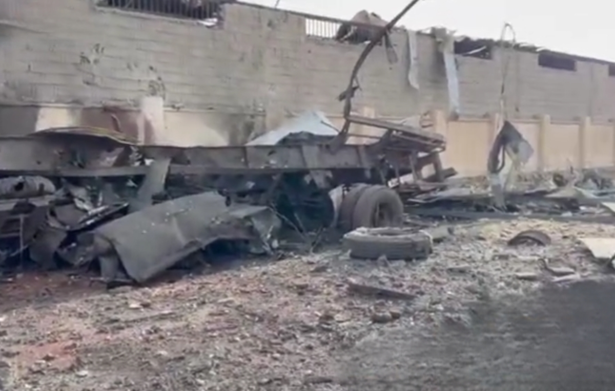 حمله هوایی به انبار امدادی هلال&zwnj;احمر در بوشهر/ تخریب ۲ کانتینر و ۲ خودروی امدادی