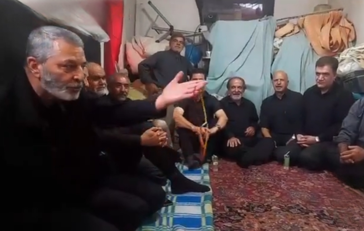 تصاویر دیده نشده از جلسه دورهمی دوستانه امیر سپهبد شهید سید عبدالرحیم موسوی با هم محلی&zwnj;ها و هم بازی&zwnj;های قدیم خیابان نوبهار قم