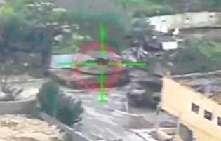 لحظه شکار تانک مرکاوا توسط رزمندگان حزب‌الله لبنان در نزدیکی شهرک البیاضه