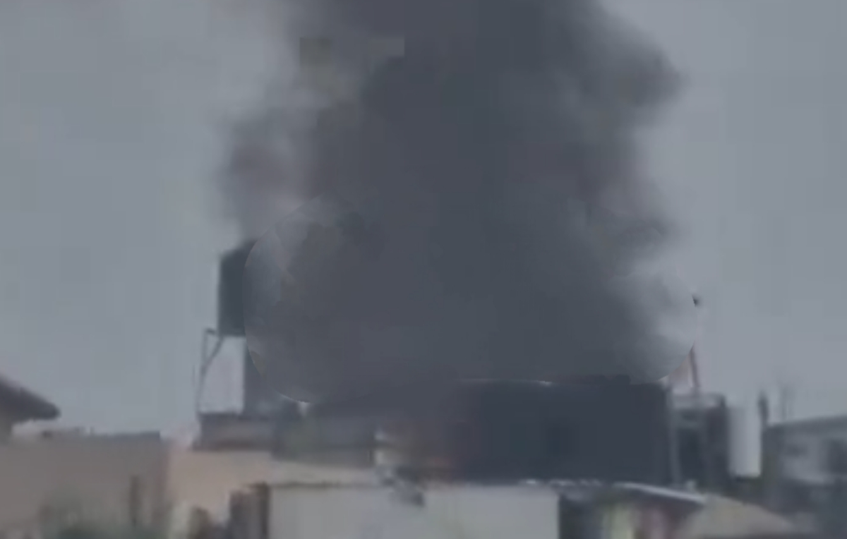 نمایی دیگر از دود و آتش&zwnj;سوزی ناشی از اصابت ترکش&zwnj;های موشک های ایران در شمال اراضی اشغالی