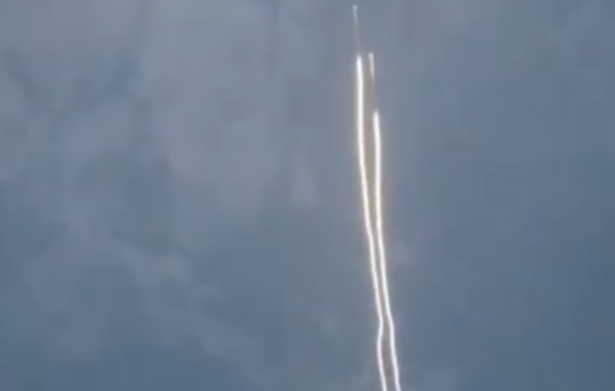 تصویری زیبا، از لحظه راهی شدن موشک&zwnj;های کوبنده ایران به سوی هدف خود