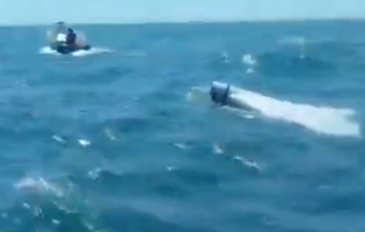 سرنگونی یک پهپاد انتحاری لوکاس ارتش تروریستی امریکا و شناور شدن آن روی آب&zwnj;های خلیج فارس