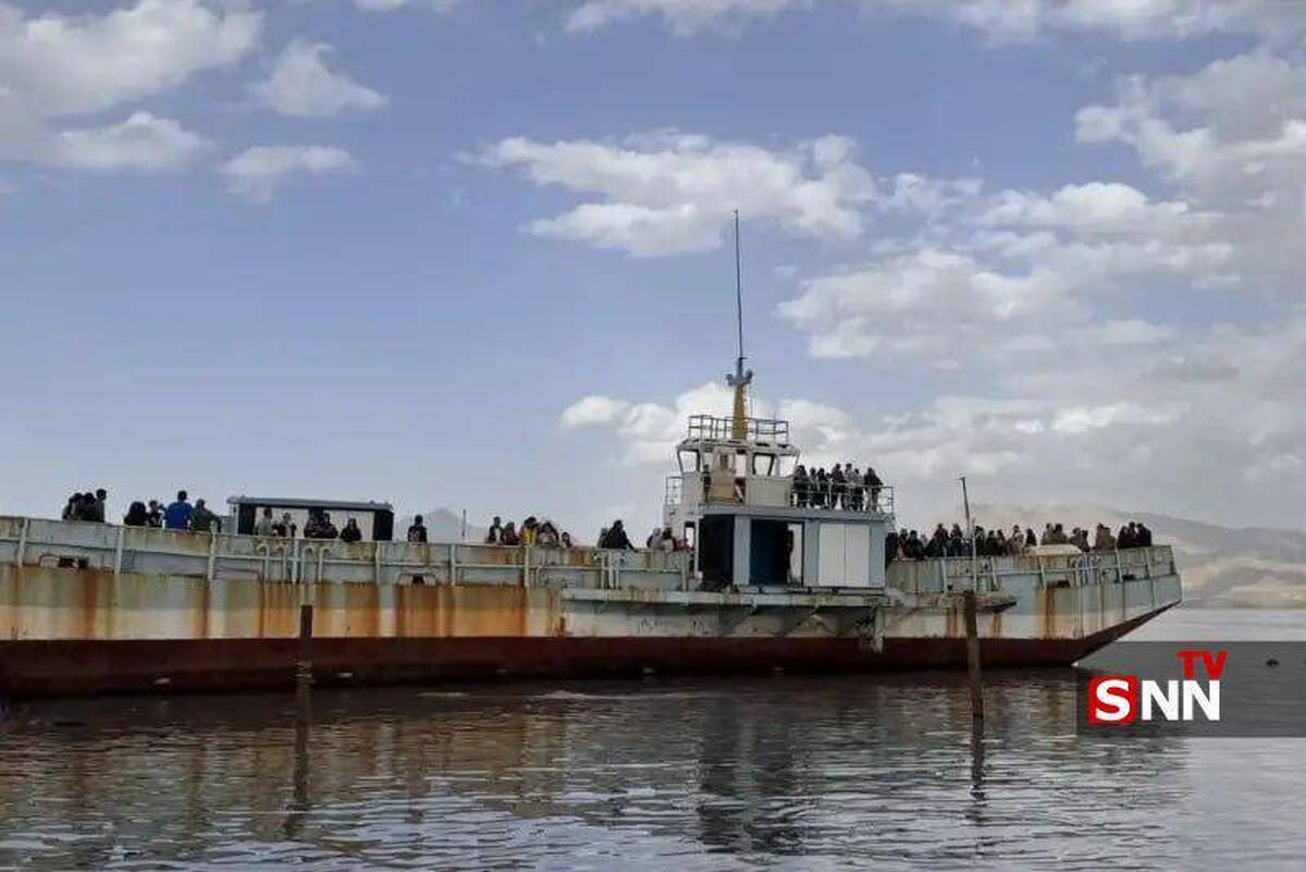 پس از سال‌ها انتظار؛ آب دریاچه ارومیه به کشتی آرتمیا رسید