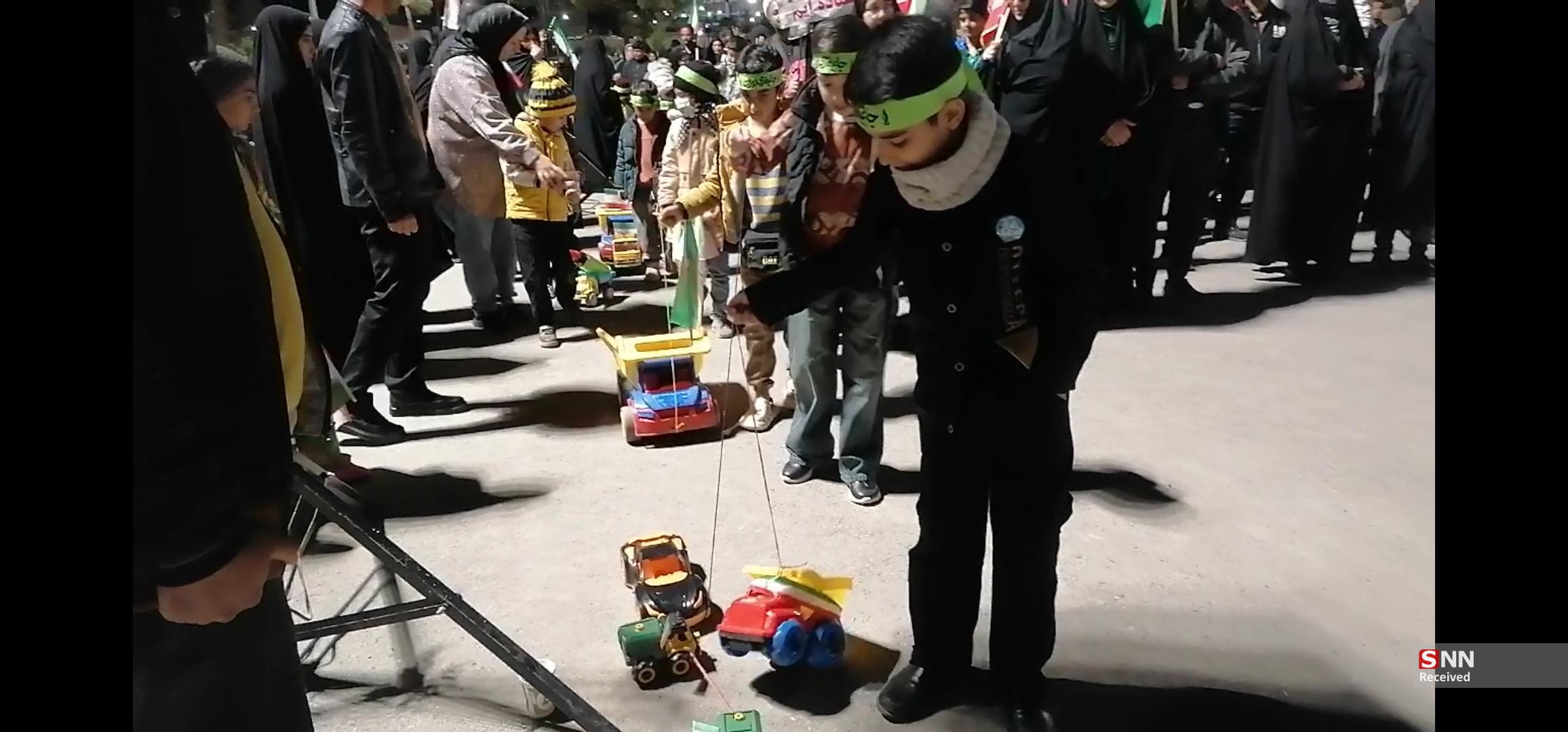 رژه خودرویی بزرگمردان کوچک در بیرجند/ اینجا کودکان هم به میدان آمدند+ فیلم